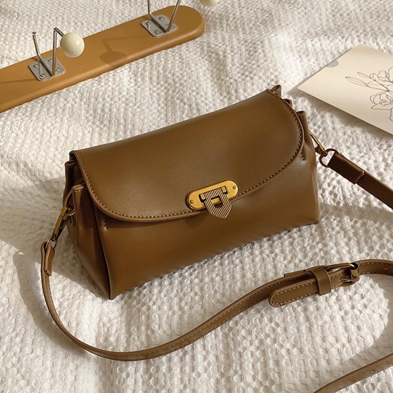 Shoulder bag, high-quality texture, new underarm baguette bag, fashionable and versatile retro trendy bag.