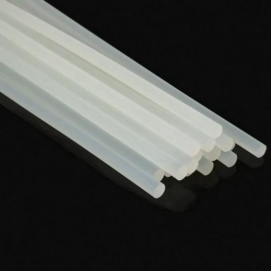 DIY-Schmuck-Werkzeugset: Spitzzange, Schere, Materialien für handgefertigte Ohrringe.