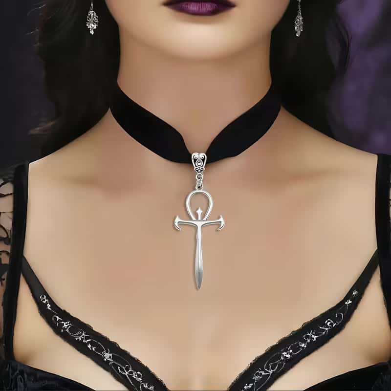 Collana Choker Vampiro Gotico in Velluto Nero con Ciondolo Ankh Spada Croce Colore Argento per Uomini Donne Halloween Gioielli Stregoneria