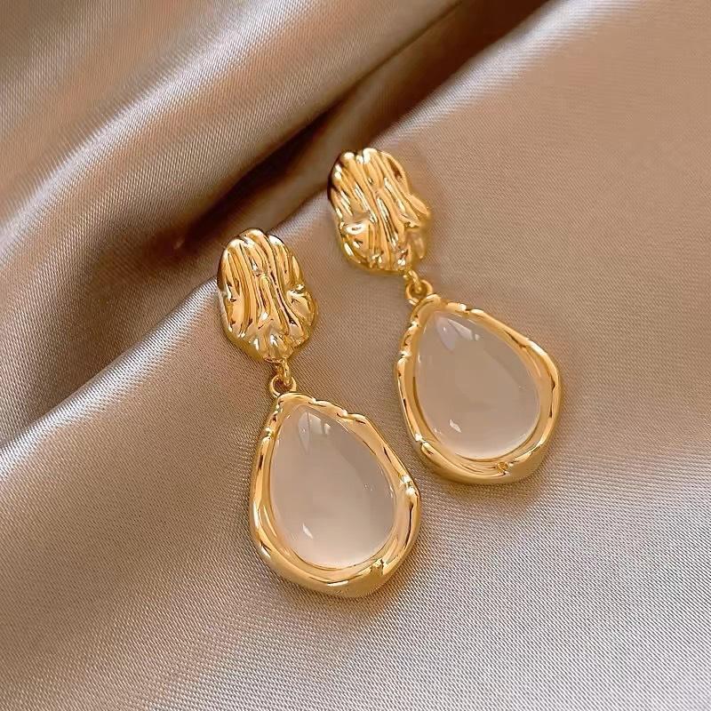 

Autumn and winter niche high-end water drop earrings, temperament versatile Maillard tiger s eye stone stud earrings белый