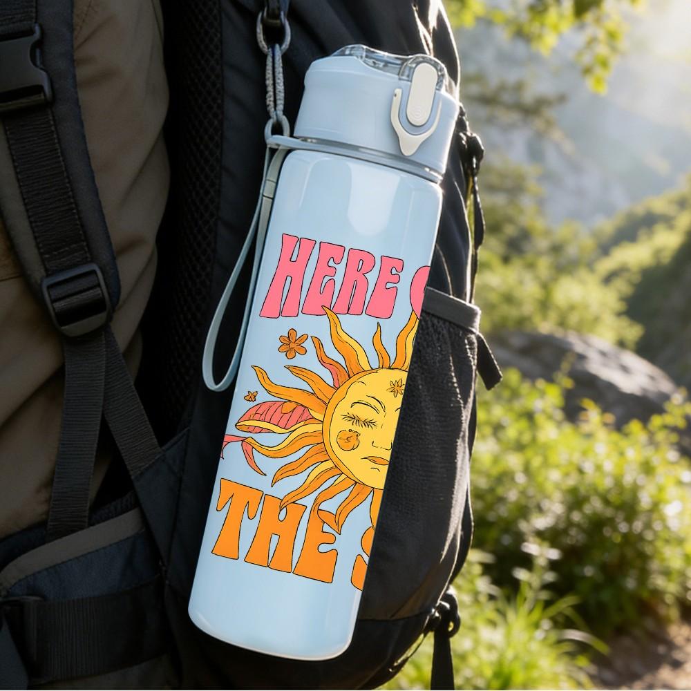 1PC Here Comes The Sun Letter Print 750ml Color Plastic Sports Water Bottle Leakproof Flip Straw Lid Suitable for Sports Office Home Use