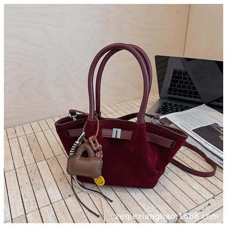 2025 new fashionable versatile retro pendant commuter ladies messenger bag dumpling bag underarm bag handbag