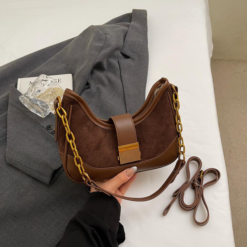 

French retro baguette messenger bag women s 2025 autumn new trendy commuter shoulder chain underarm bag small square bag