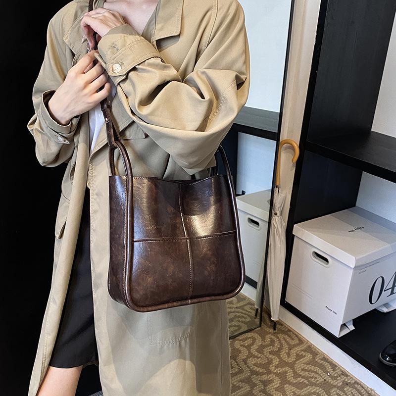 Tasche mit großem Fassungsvermögen, neue trendige Damentasche, Messenger-Bag mit Retro-Textur, modische und lässige einzelne Schulter-Achsel-Eimertasche.