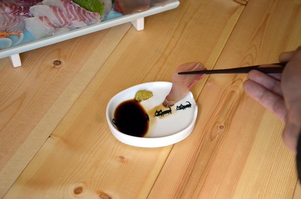 Toyo Ceramics Arita Ware Healthy Low-Sodium Plates, Set of 2, Kitten Design, ID-42-1-1