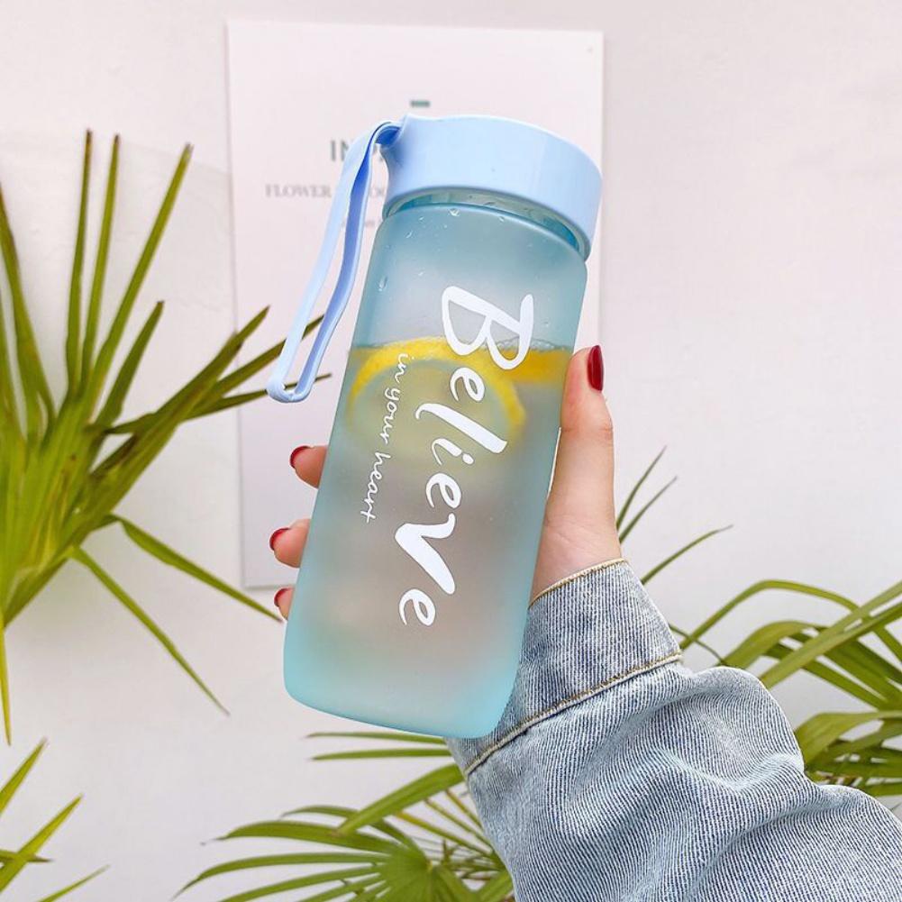 Plastikowa butelka na wodę Przenośna wycieczka Sport na świeżym powietrzu Szczelna uszczelka Szkolne butelki na wodę Naczynia do picia Bez BPA 600 ml