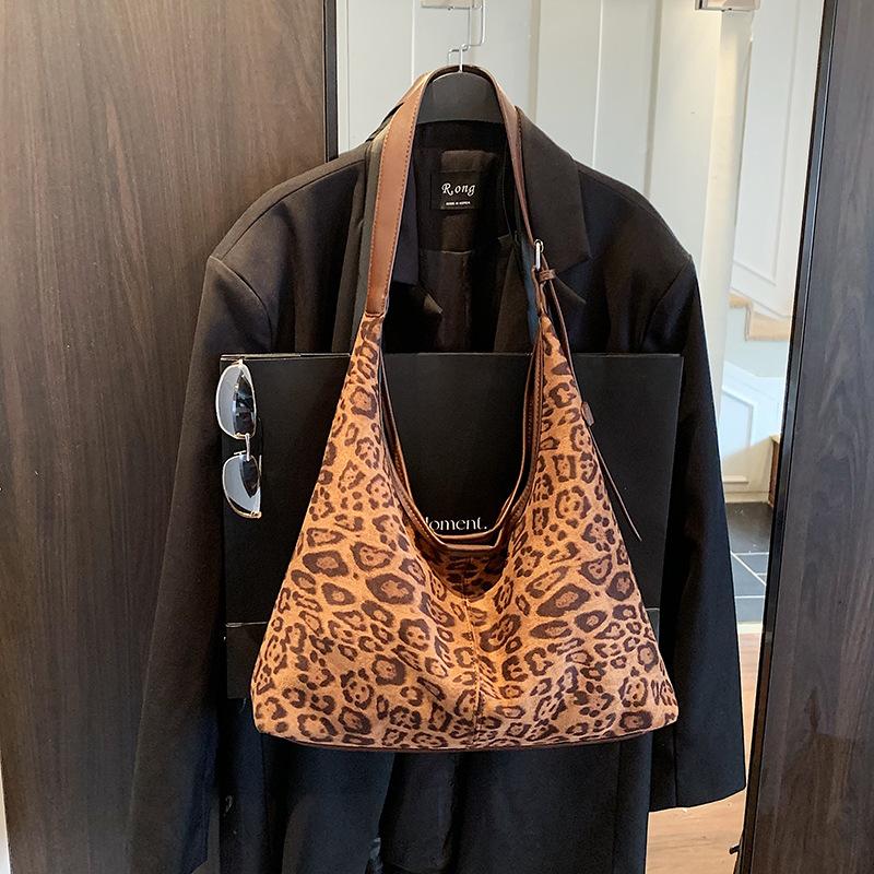 

Leopard print bag women s 2025 new autumn and winter super fire commuter bag large-capacity commuter tote bag going out shoulder bag коричневый