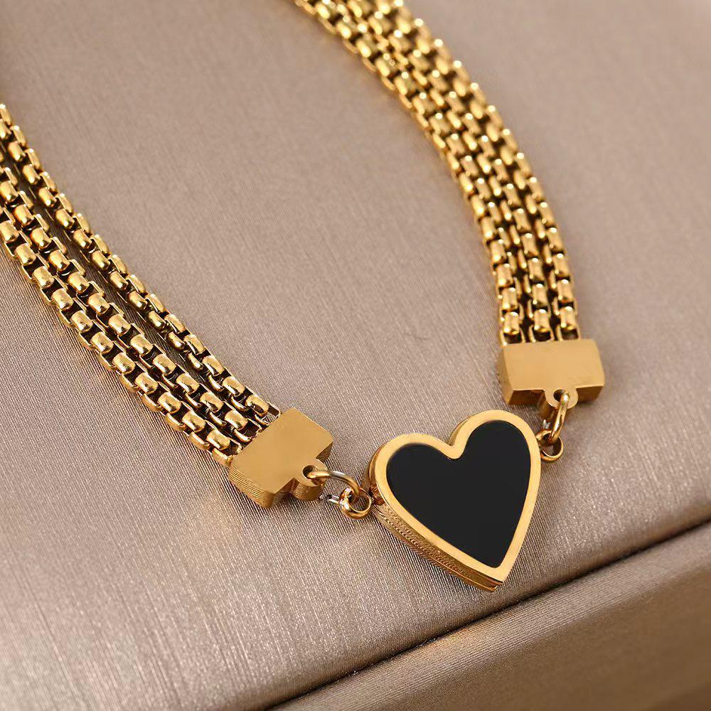 Damen Schwarz-Weiß Doppelseitiges Herz Armband: Dreilagige Kette, luxuriöser, vergoldeter Titanstahl, anlaufbeständig.