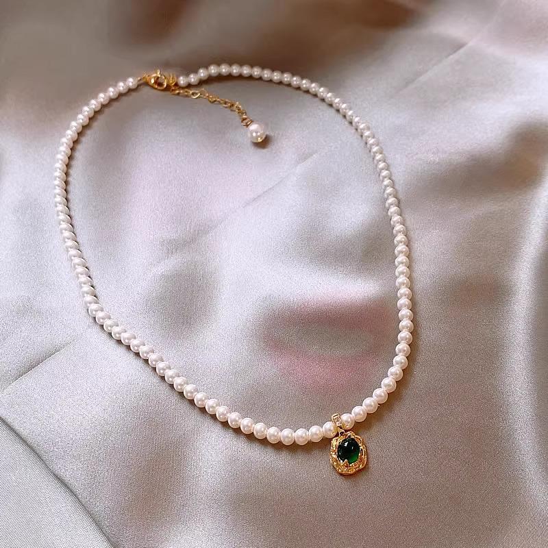 High-End Emerald Glass Pearl Choker Necklace for Women - Light Luxury & Elegant Clavicle Chain