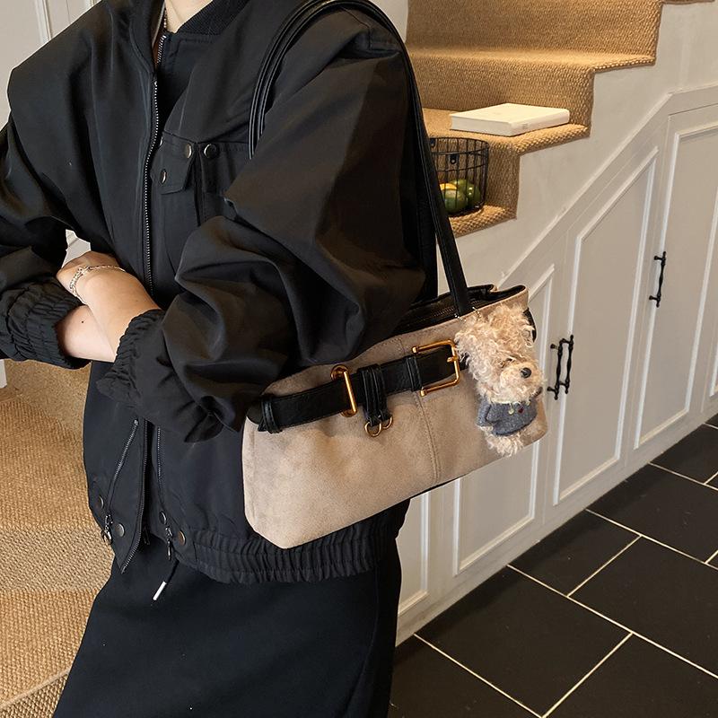 Un Bolso Baguette Retro de Nicho para Axila con un Tacto de Alta Gama y Versátil Bolso de Hombro Único para Desplazamientos y Motociclismo