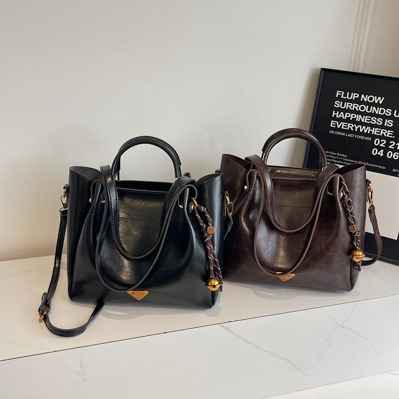 Premium sense retro large-capacity commuting new tote bag women's autumn and winter premium versatile portable shoulder messenger bag