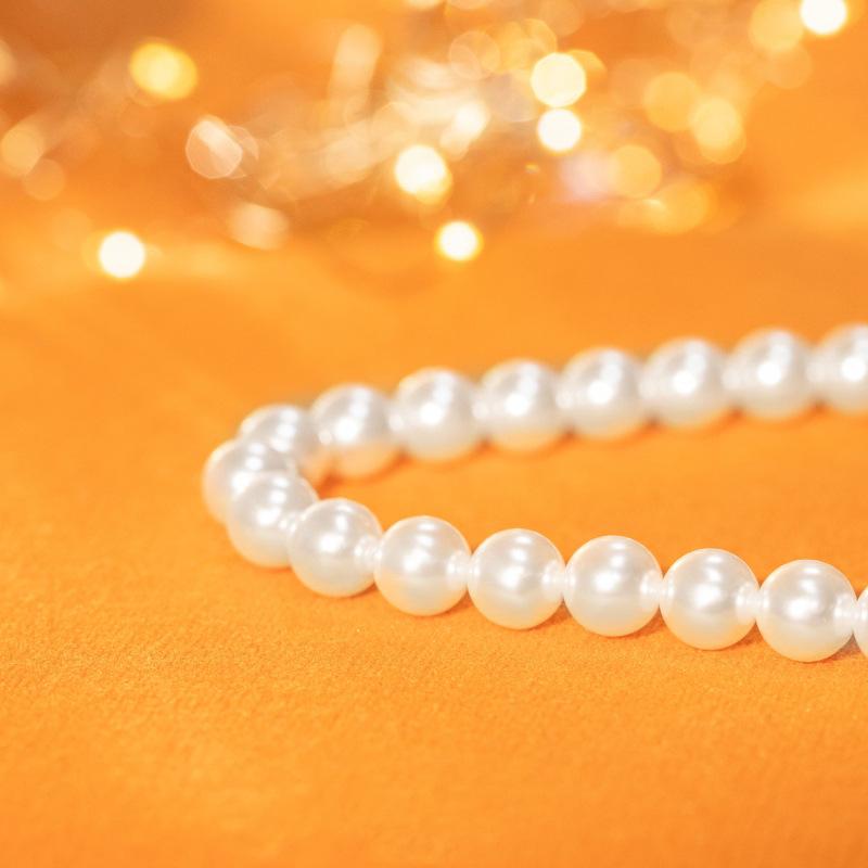 Elegant High-Gloss White Pearl Necklace - Versatile and Gentle Style