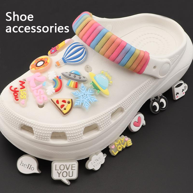 Set Nou de Accesorii Luminoase pentru Pantofi Sandale Tip Croc Decorare Pini Accesorii Pantofi DIY pentru Bărbați Femei Copii Litere Curcubeu Mâncare