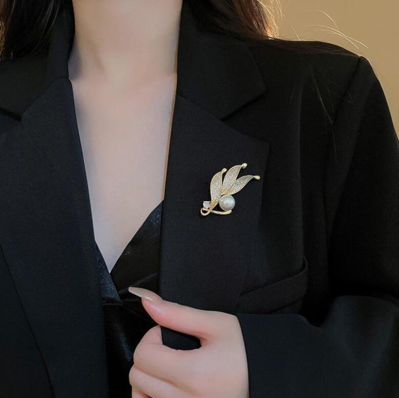 Elegant Leaf Brooch with Crystal & Pearl, Exquisite Rhinestone Metal Pin for Women Girls Office Casual Suit Jewelry Gift
