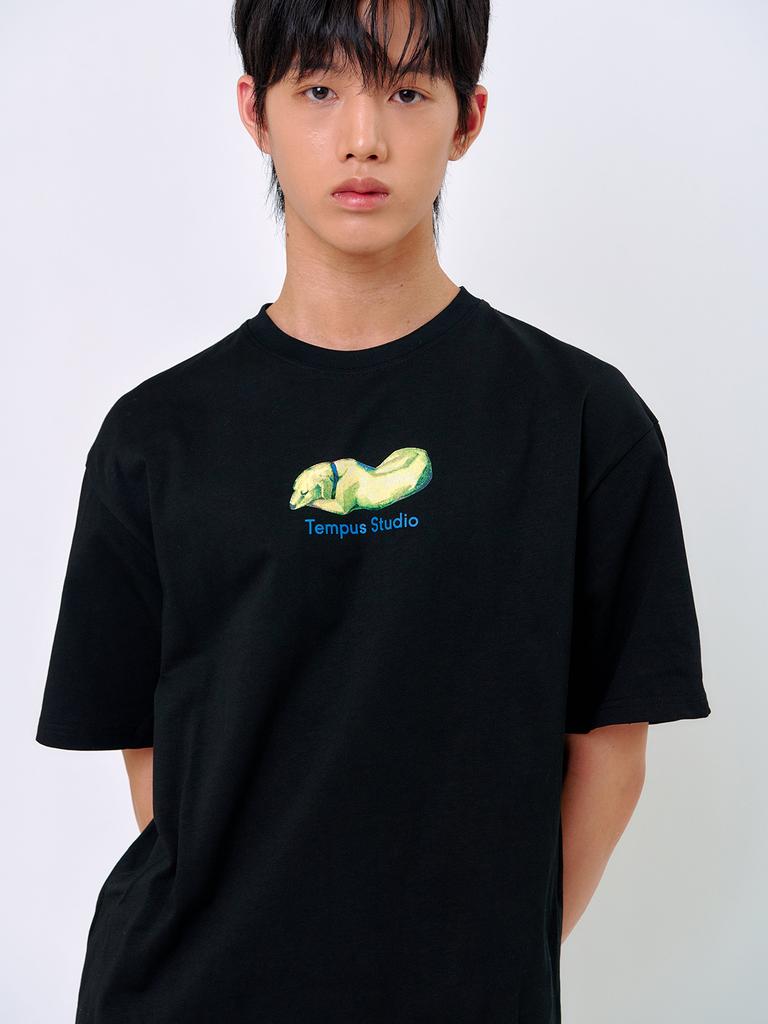 TEMPUS STUDIO Lying Dog T-Shirt_Black