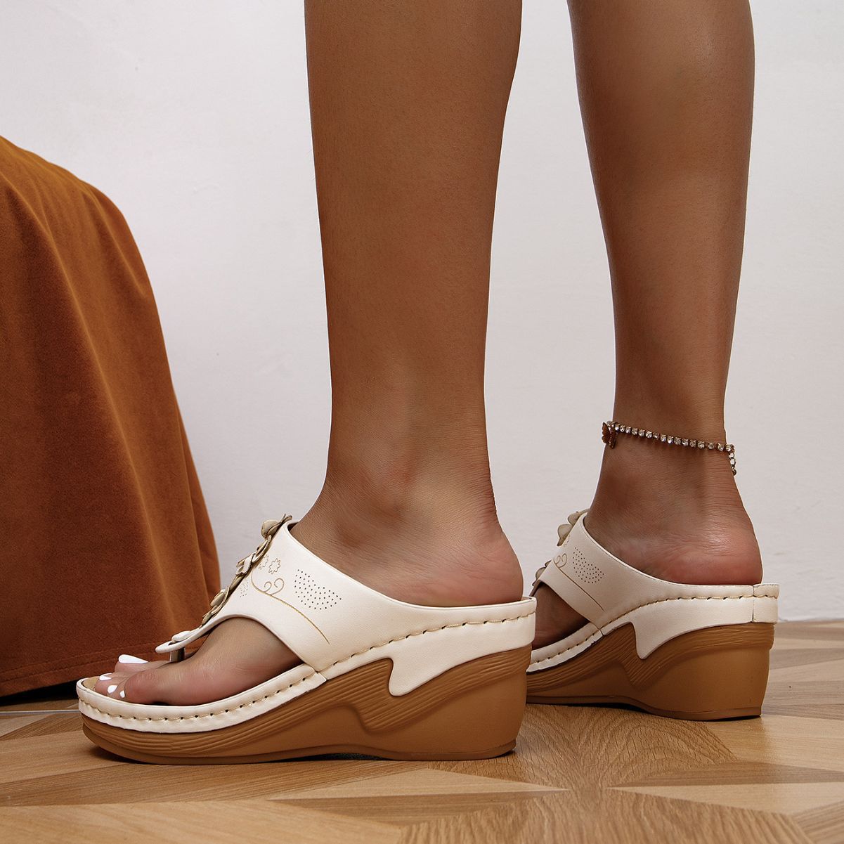 

Новые летние женские босоножки-панчи, пляжные туфли в стиле ретро с тиснением, большие размеры, балетки 45 белый