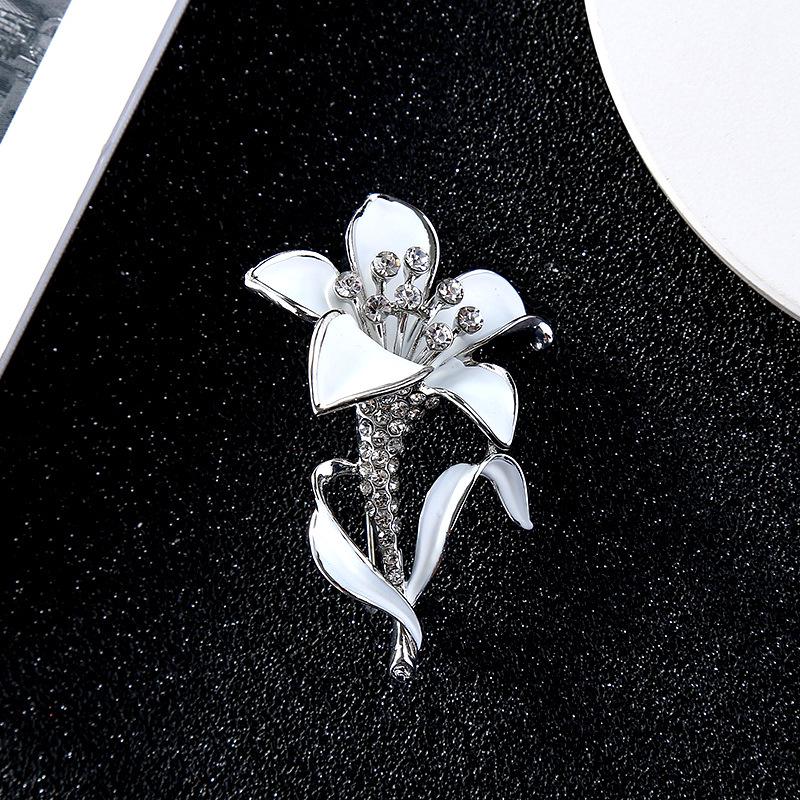 Retro Floral Brooch: Versatile, Elegant Accessory for Women’s Clothing