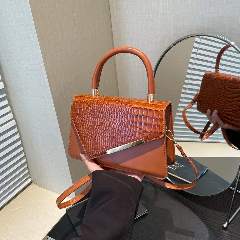 

French fashion women s bag 2025 summer retro foreign style casual portable small square bag trendy stone pattern shoulder messenger bag коричневый