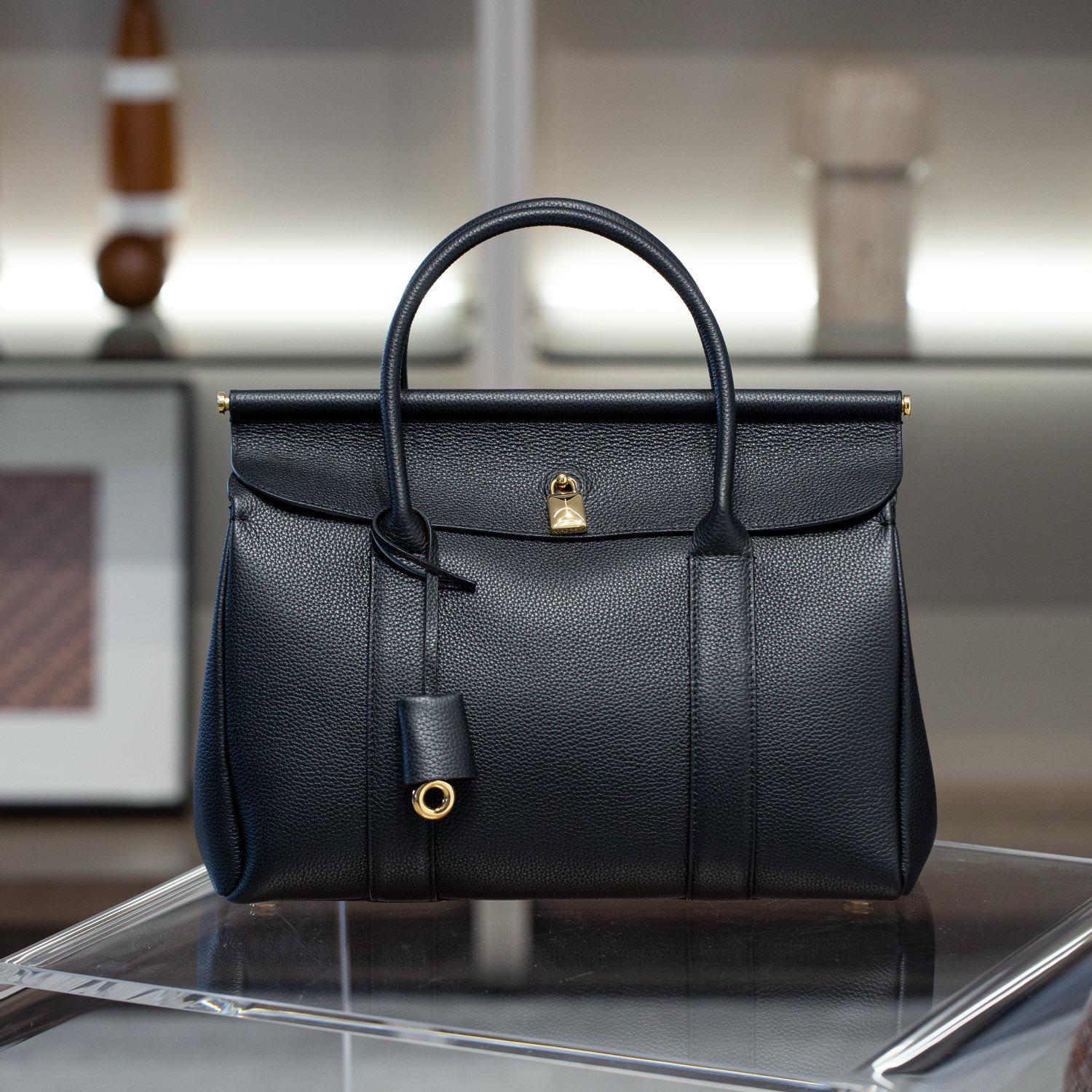 

Новая кожаная женская сумка-тоут большой вместимости с откидным верхним слоем из коровьей кожи, универсальная сумка-тоут в стиле старых денег 32x22x17cm чёрный