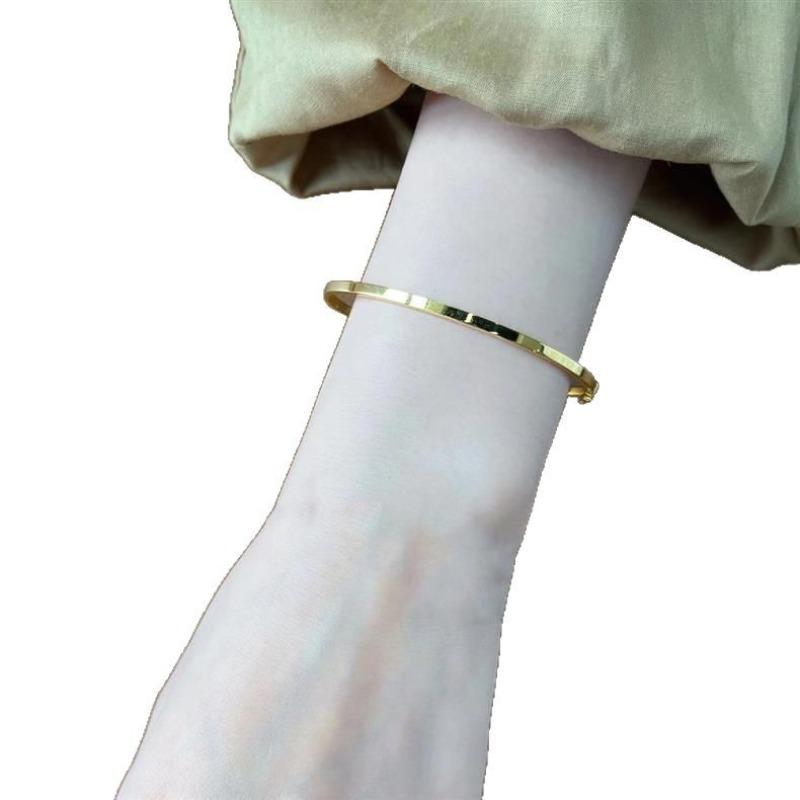 Luxury-Style Super Glittering Golden Shimmering Heritage Bracelet for Women - Simple Design with High-Quality Bracelet