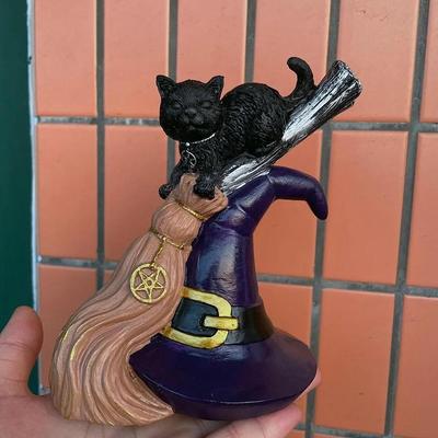 Adorno de Gato Negro Lindo Escoba Resina Artesanía Figurita Arte de Mesa Regalo Mini Gótico Decoración del Hogar Estatuas Halloween Decoración de Escritorio