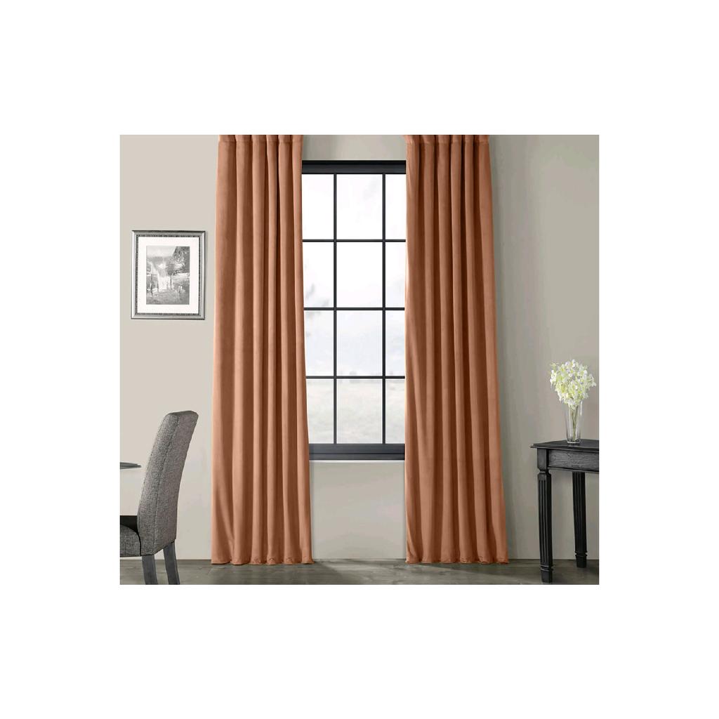 Gebrauchsfertiger, verdunkelnder, plissierter Vorhang