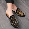 Neue glänzende goldene Nieten-Slipper Herren Freizeitschuhe Punk Heavy Metal Mode Kleiderschuhe Herren Flats Slipper Halbschuhe für Herren