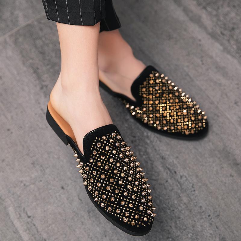 Neue glänzende goldene Nieten-Slipper Herren Freizeitschuhe Punk Heavy Metal Mode Kleiderschuhe Herren Flats Slipper Halbschuhe für Herren