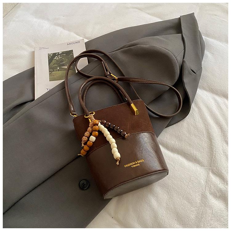 Fashion and high-value retro small bag women's winter new casual messenger bag portable bucket bag small bag