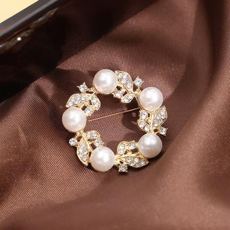 Exquisite Style Imitation Pearl Diamond Interwoven Flower Wreath Brooch Lights Up Fashionable Outfits Showing Noble Temperament