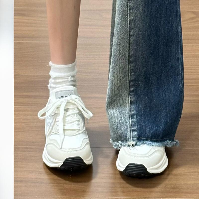 Vielseitige Sportschuhe Damen dicke Sohle Herbst und Winter Absatz erhöhend lässig kleine weiße Schuhe neue leichte Schuhe Kinder Papa Schuhe