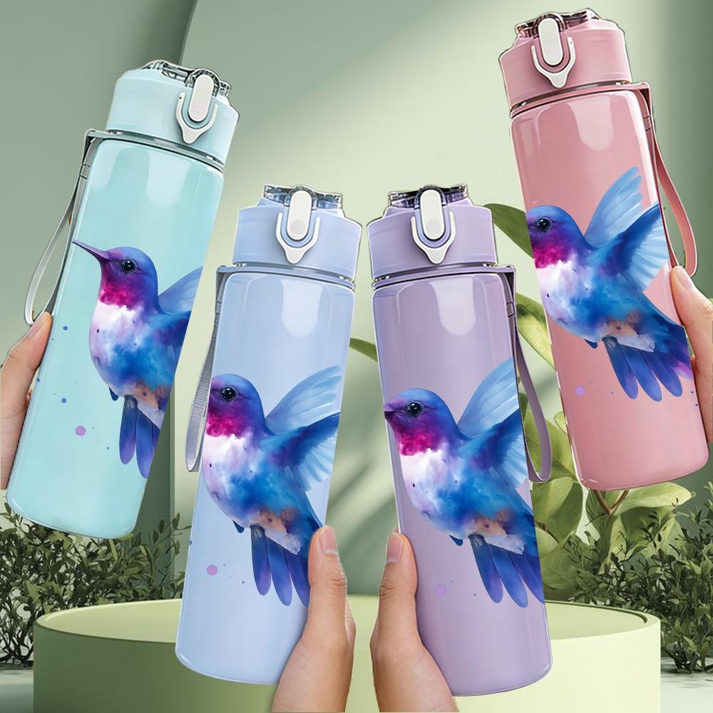 1PC Vibrant Hummingbird Illustration 750ml Color Plastic Sports Water Bottle Leakproof Flip Straw Lid Suitable for Sports Office Home Use