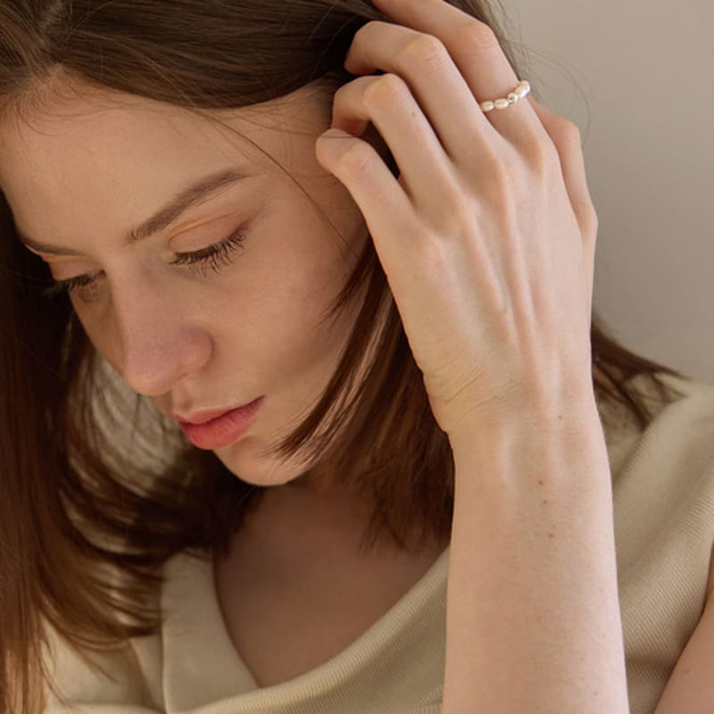 PAIGEFLYNN JEWELRY [925 Silver] Flynn Freshwater Pearl Band Ring