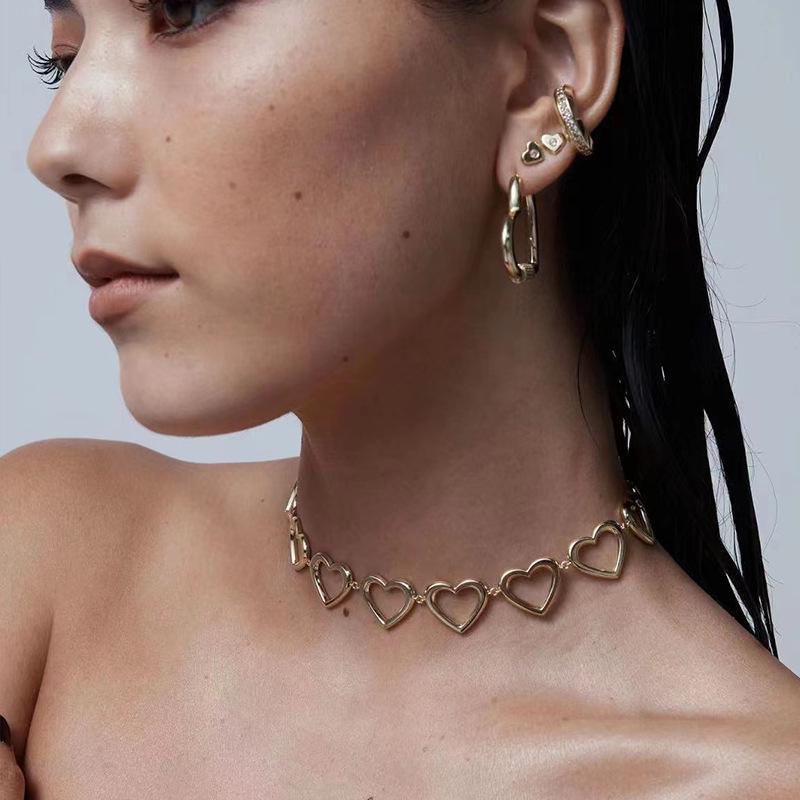 

Autumn/Winter European & American Metal Cutout Heart Necklace for Women