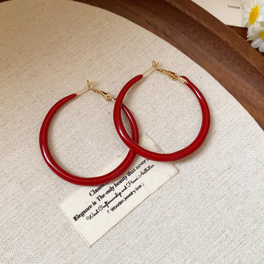 Boucles d'oreilles créoles Ankara Red Silver Needle Drip Oil: Style Rétro Hong Kongais pour Femmes, Polyvalent, avec un Design Unique.