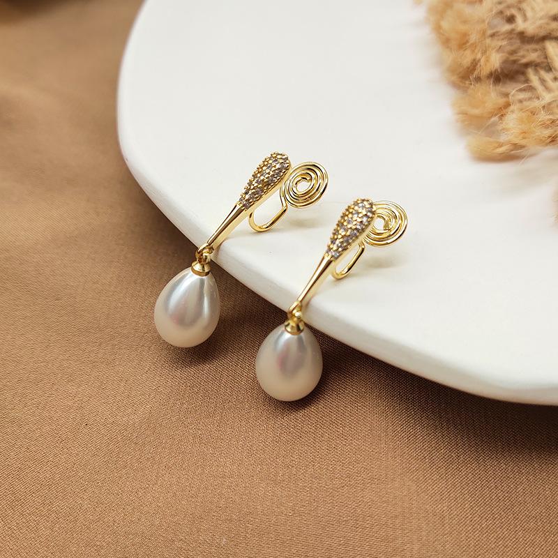 Pearl Ear Clips: Painless, No-Pierce Mosquito Coil Design Earrings for Women - Elegant and High-End.