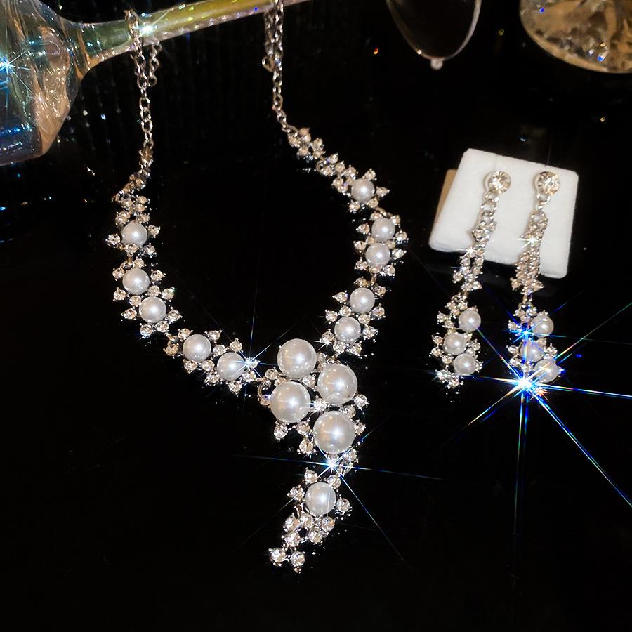 Diamond-encrusted flower pearl necklace stud earrings retro elegance temperament versatile jewelry set light luxury women