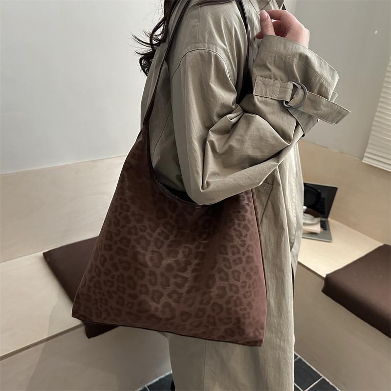 Fashionable Leopard Print Shoulder Bag With Inner Phone Pocket For Women