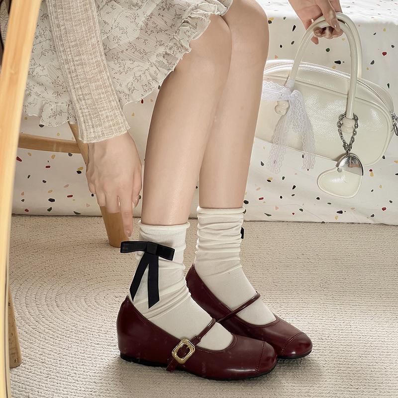 

Туфли Мэри Джейн ретро бургундского цвета на скрытой платформе, женские, новинка 2025 года, с ремешком на одной пряжке, на плоской подошве, с мелким вырезом, одинарные туфли, вечерние туфли 35