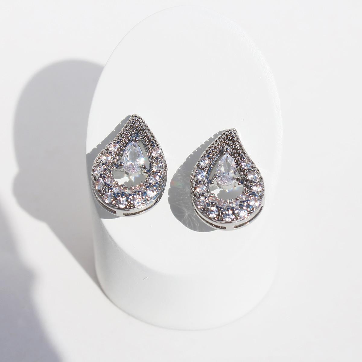 

Корейские изысканные усовершенствованные полые микро-инкрустированные циркониевые серьги-гвоздики в форме капли воды, легкие роскошные серьги для поездок на работу, серебряная игла 794 белого золота