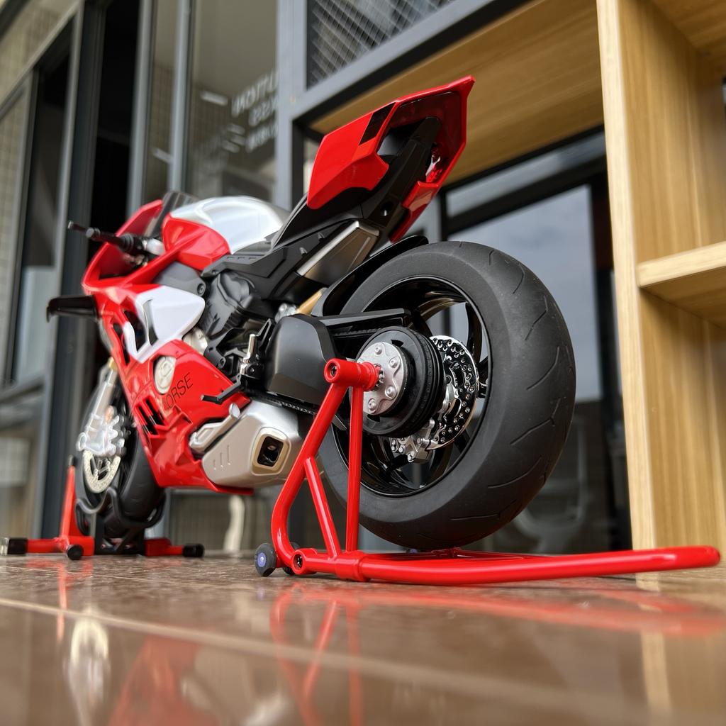 Spray 1/6 Ducati V4S Racing Motorcycle Alloy Diecast Model Car Trendy Indoor Furniture Toys Ornaments Collection Hobbies Holiday