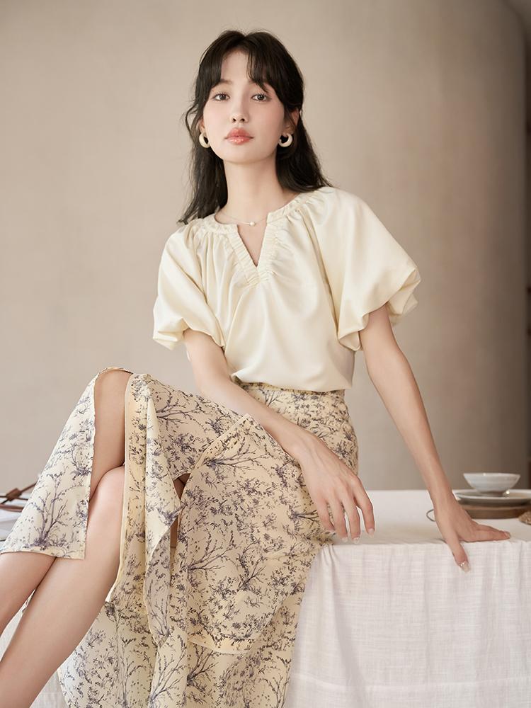 MISHOW New Shirt for Women 2024 New French Elegant Solid Folds V-neck Short Puff Sleeve Female Blouse MXC38X0043