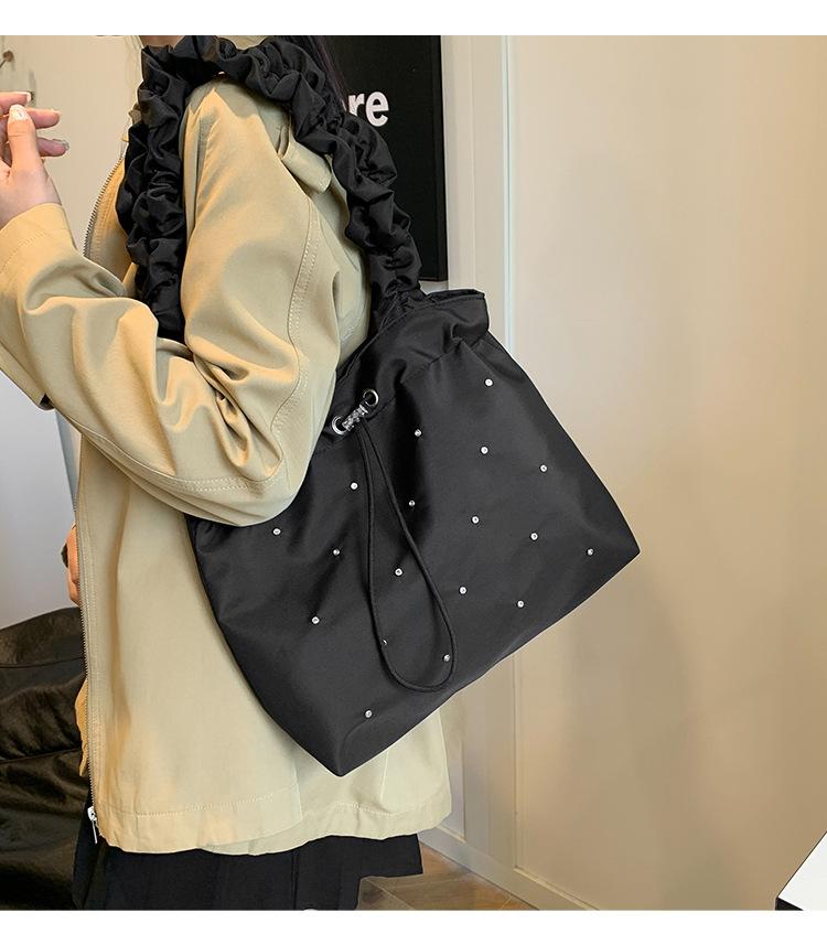 Fashion Heart Pattern Small Shoulder Bag for Women Minimalist Crossbody Bag with Adjustable Strap and Drawstring Closure Suitable for Daily Use