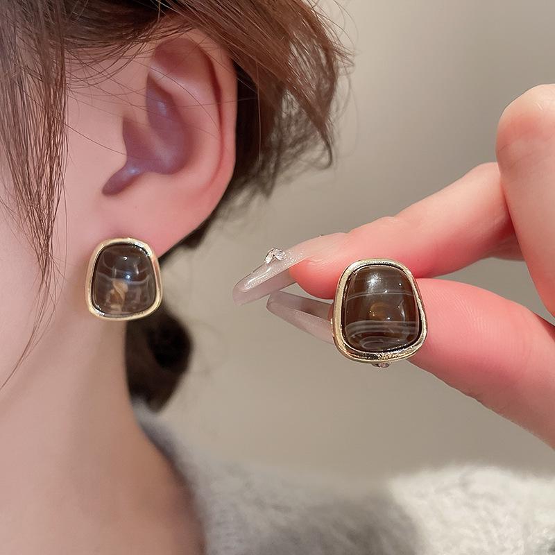 French Baroque Pearl Flower Tassel Earrings: Elegant Silver Needle Studs with a Light Luxury Touch