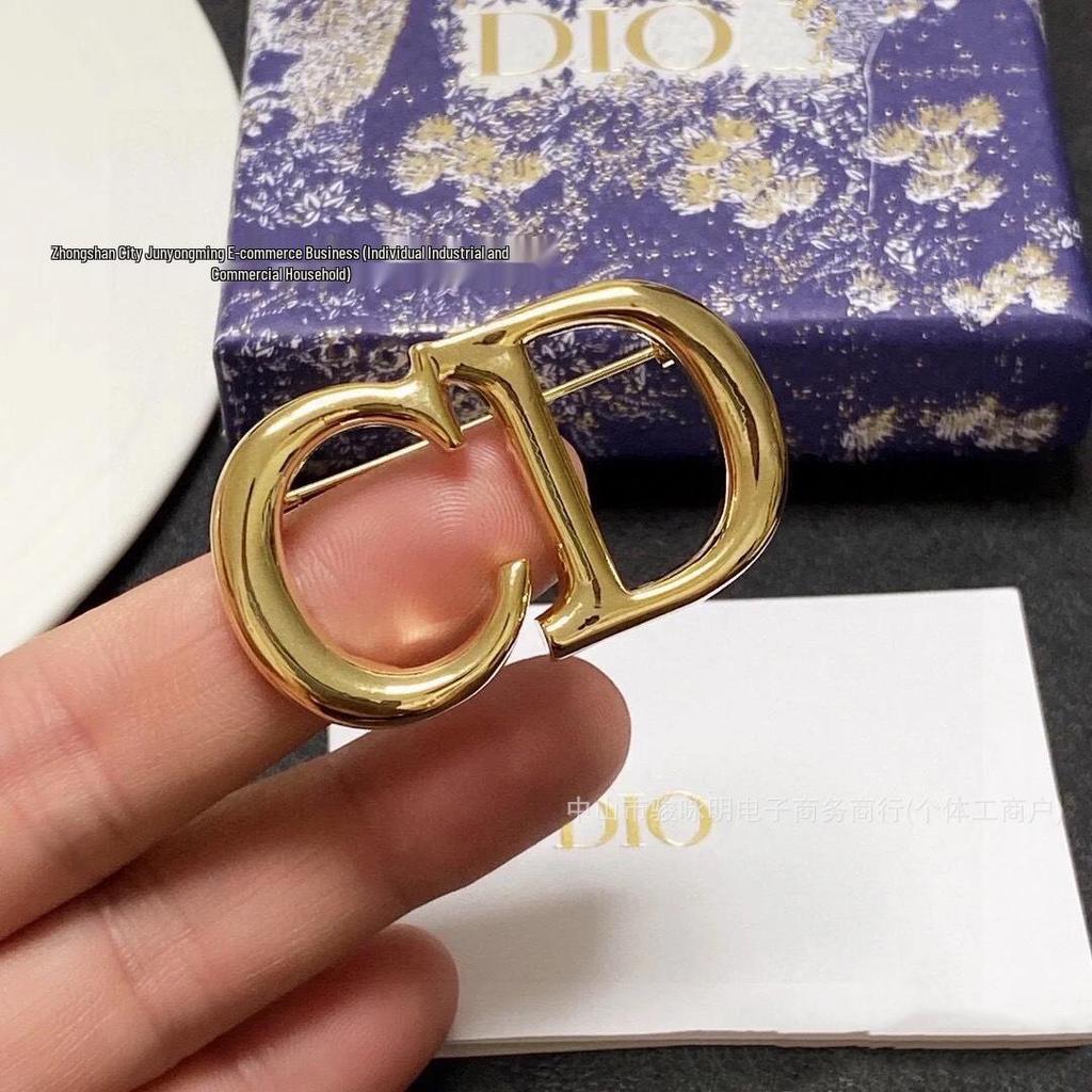 Polierte Gold-Buchstaben-CD-Brosche für Damen - Minimalistischer, vielseitiger Kupferstift mit echter Vergoldung für Anzugzubehör