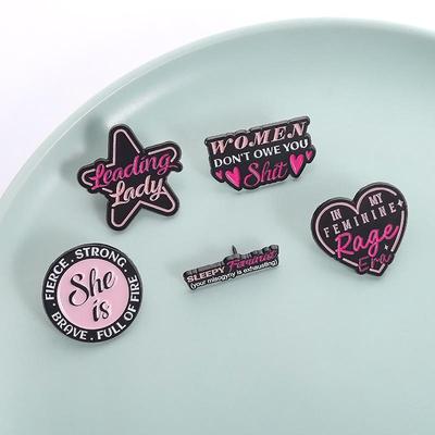 Rosenrotes herzförmiges Abzeichen mit englischem Buchstaben zur Dekoration von modischen Taschen und Kleidung