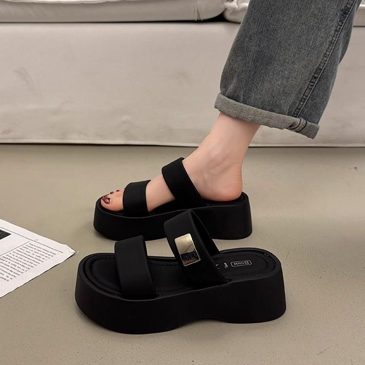 Internet celebrity platform slippers women's summer wear 2025 new models are versatile comfortable seaside beach cool slippers tide
