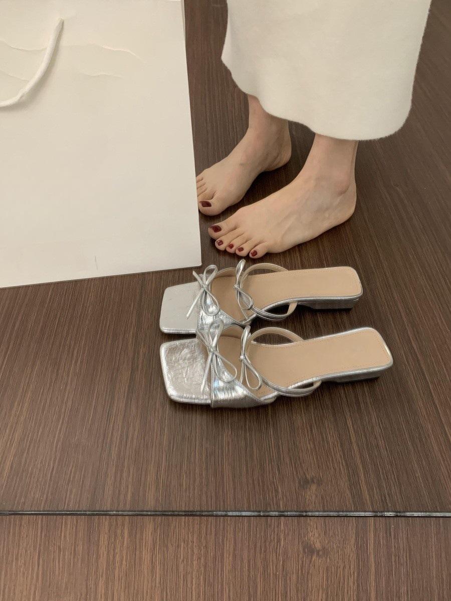 

French fairy style bow with open-toed slippers female summer wear is not tired of low heels beautiful silver sandals 40 серебряный