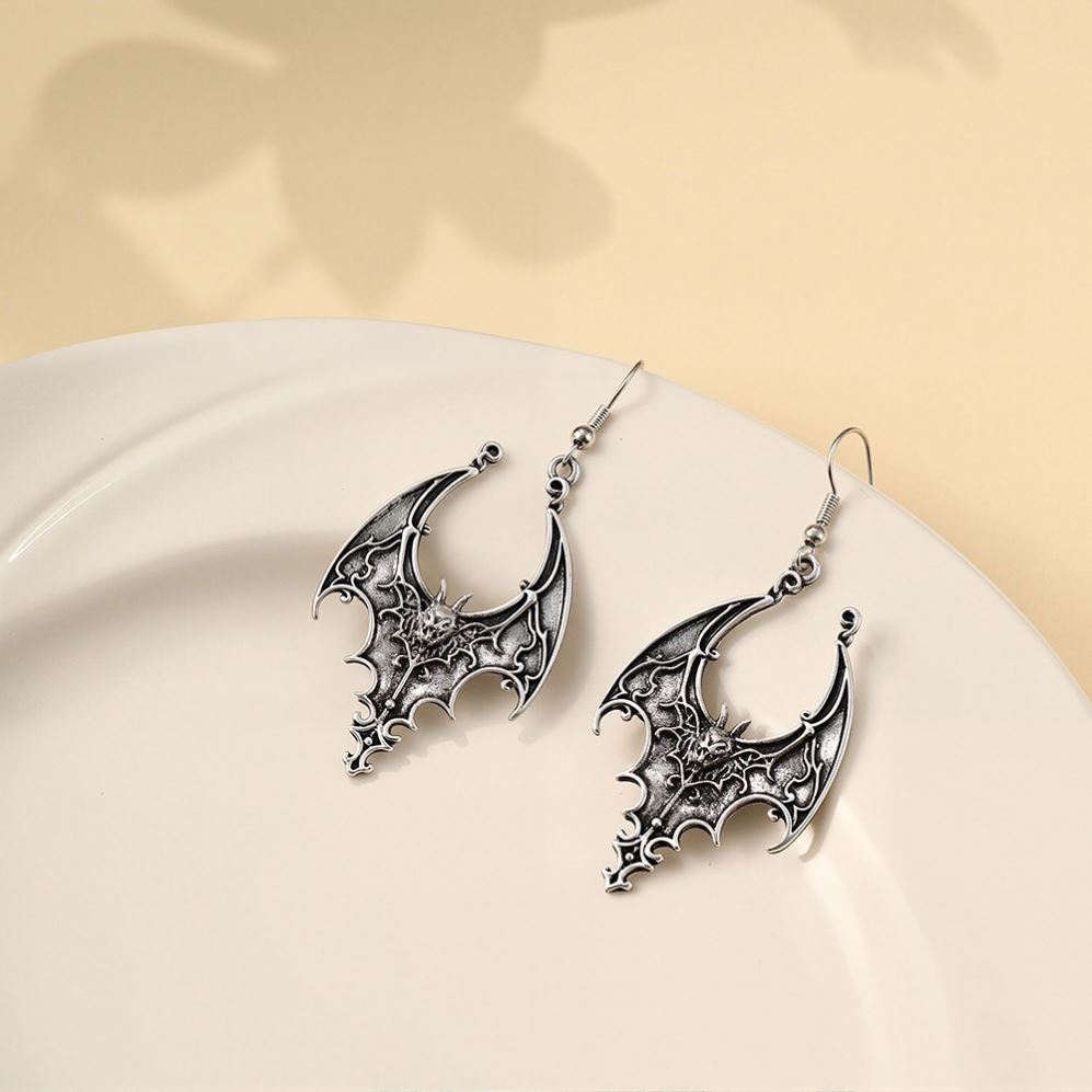 Dark Punk Niche Earrings Retro White Black Bat High-grade Earrings Personalized Creative Halloween Earrings