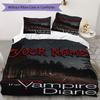 Set Copripiumino con Nome Personalizzato e Motivo The Vampire Diaries Federa Decorazione per la Casa Regalo di Compleanno (1* copripiumino+2*federe senza imbottitura)